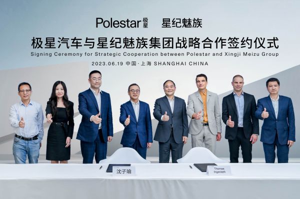 双方代表签约及合影见证