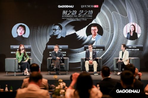 一群人在台上演讲

描述已自动生成