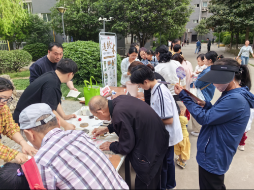西安理工大学“秦风楮韵”实践队走进社区 非遗楮纸技艺“活”起来459.png