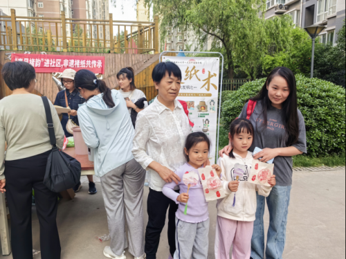 西安理工大学“秦风楮韵”实践队走进社区 非遗楮纸技艺“活”起来463.png
