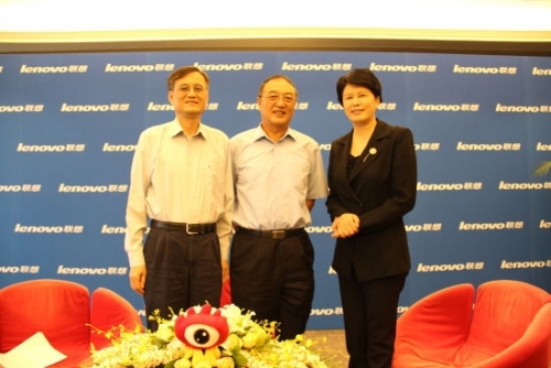清华经济管理学院院长钱颖一、联想集团董事局主席柳传志、优米网创始人王利芬(从左至右)